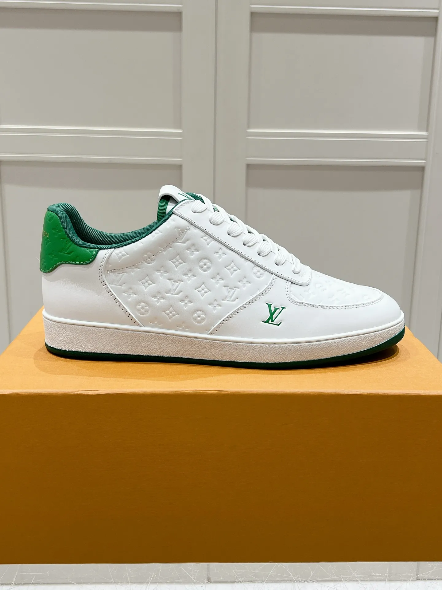 👟👟Ex-factory price 680👟👟 LV new style casual white shoes for men, simple and fashionable, light and comfortable, size: 39-44 (order 45)